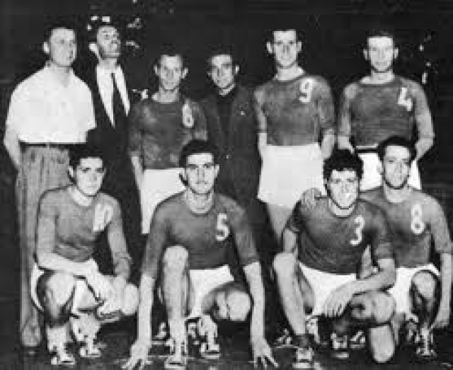 Stefanini accosciato con il numero 3